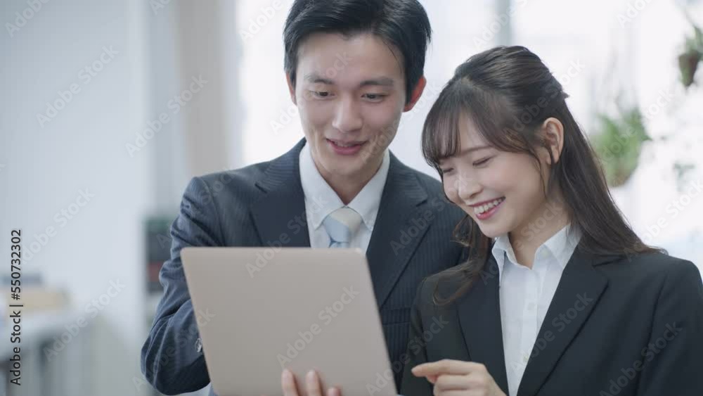 パソコンを見て話をするビジネスマンたち(ビジネス・仕事・オフィス・若手・新卒) パソコンを見て話をするビジネスマンたち(ビジネス・仕事・オフィス・若手・新卒)