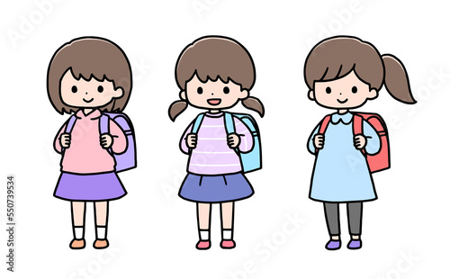 カラフルなランドセルを背負う小学生の女の子3人