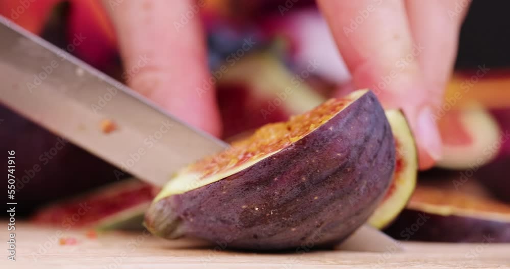 Cut into a piece of ripe red figs, ripe purple figs with red pulp cut in half Cut into a piece of ripe red figs, ripe purple figs with red pulp cut in half