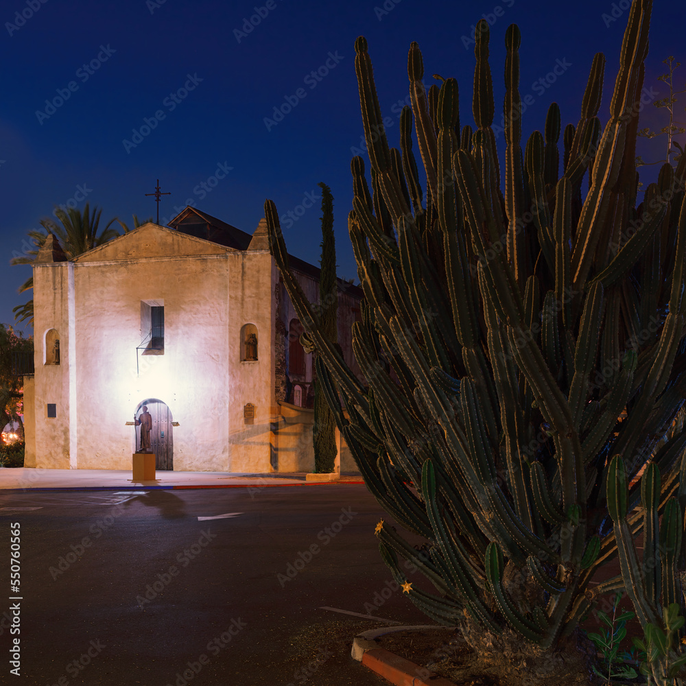 Φωτογραφία Mission San Gabriel Arcangel located in Los Angeles County, California, shown during the blue hour