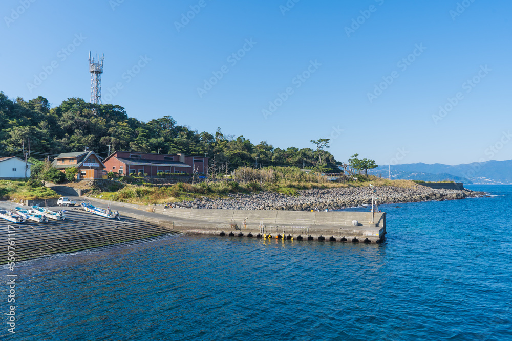 日本の熱海の初島の漁港の風景