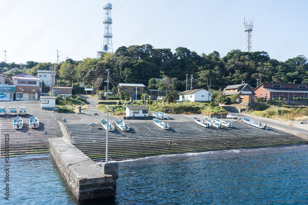 Fototapeta premium 日本の熱海の初島の漁港の風景