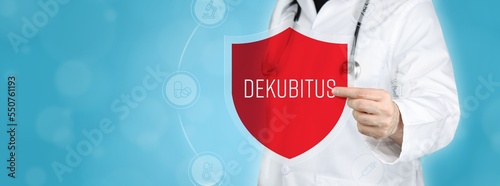 Dekubitus. Arzt hält rotes Schutzschild umgeben von Icons im Kreis. Medizinisches Wort im Symbol