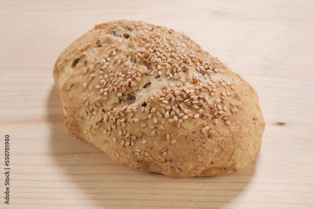 Ein frisches Sesambrötchen - Traditionell von Hand (handwerklich) gebackene knusprige Brötchen