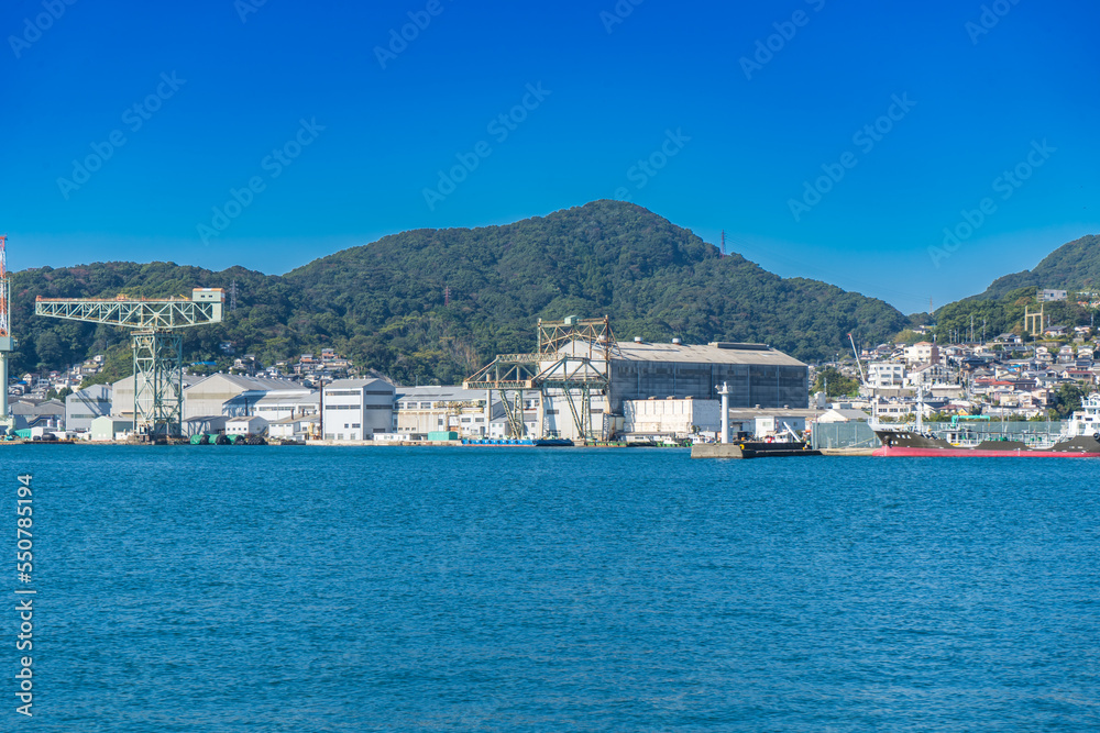 青空が美しい、さまざまな船が停泊する長崎港の風景
