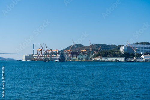青空が美しい、さまざまな船が停泊する長崎港の風景