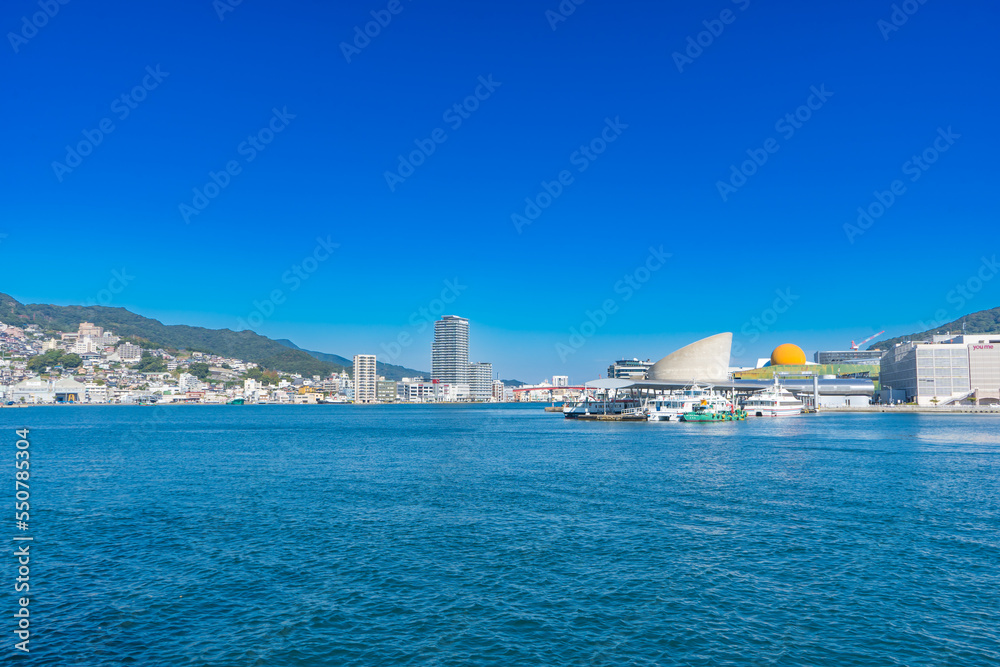 青空が美しい、さまざまな船が停泊する長崎港の風景