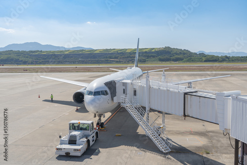 長崎空港に停泊している、成田行きの飛行機