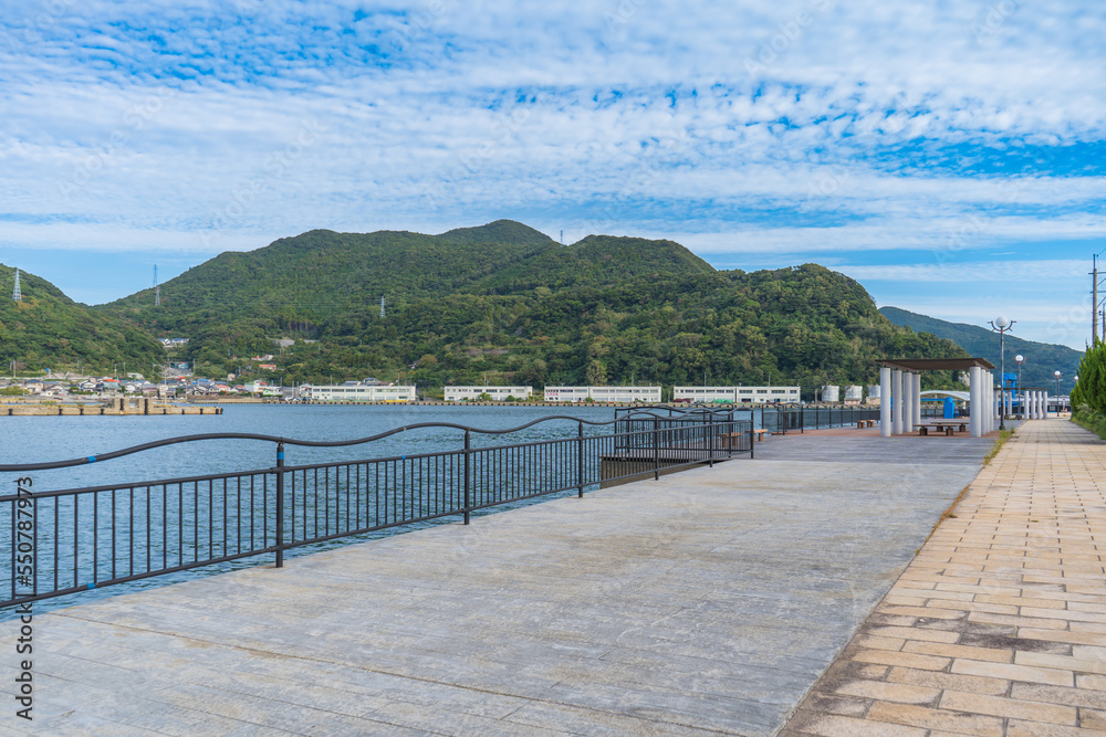 長崎県の中通島の奈良尾港の風景