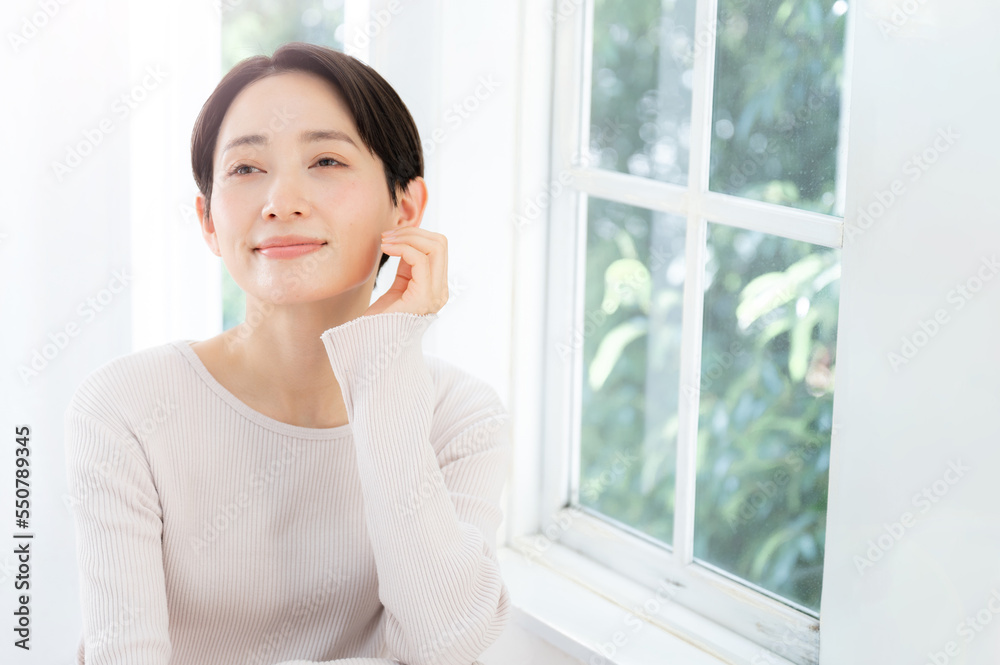 美容にとっても使いやすい美しい女性のアップ 考える 右にコピースペースあり 美容にとっても使いやすい美しい女性のアップ 考える 右にコピースペースあり