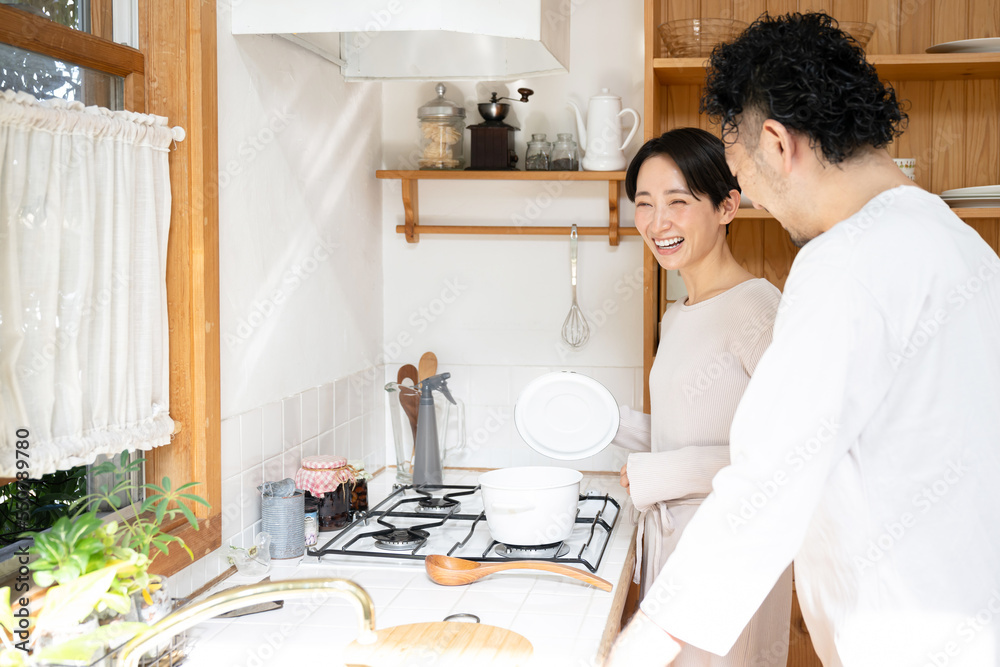 キッチンで料理を作ろうとする夫婦のポートレート キッチンで料理を作ろうとする夫婦のポートレート
