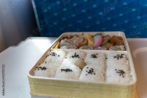 新幹線の中で食べる、焼売弁当