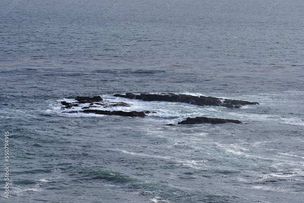 Fototapeta premium waves on a rock