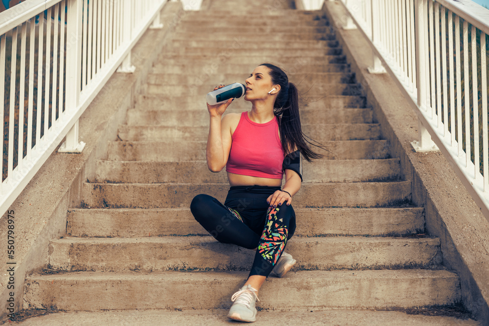 Obraz premium Female athlete drinking water