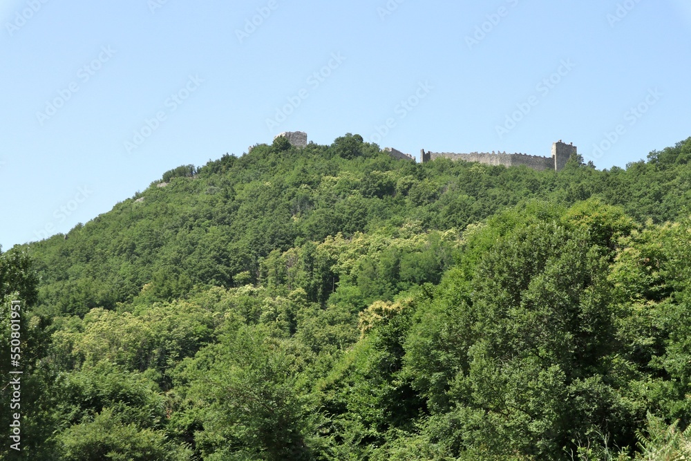 Mercato San Severino - Scorcio del Castello Sanseverino dal sentiero