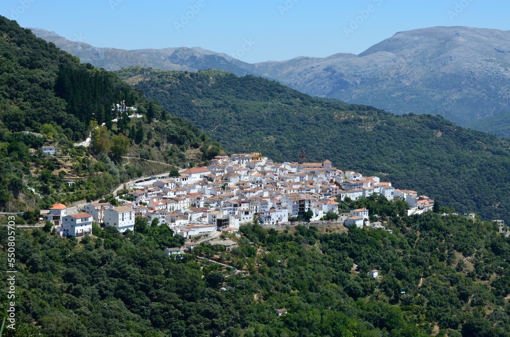 Vistas de Algatocín desde el mirador del Valle del Genal en Málaga, Andalucía, España
