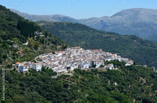 Vistas de Algatocín desde el mirador del Valle del Genal en Málaga, Andalucía, España © BestTravelPhoto