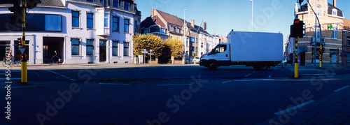 Foto panoramic lowangle view on traffic passing a signalized junction on a sunny day