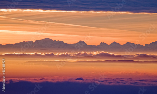 Lever de soleil sur les Alpes Suisses © Olympixel