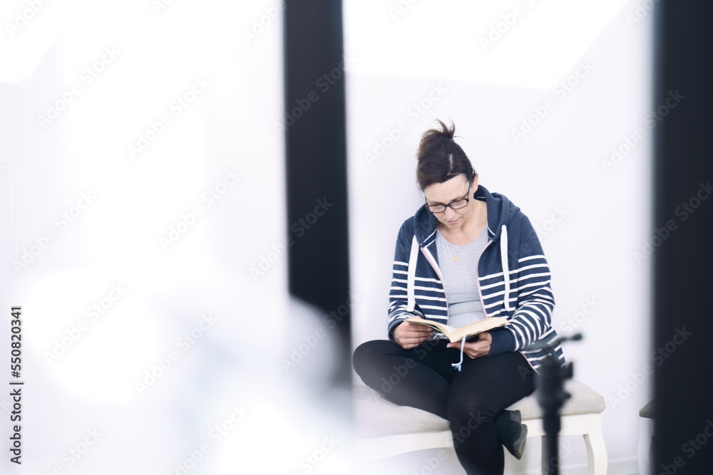 Kobieta czytająca książkę, odbicie w lustrze - obrazy, fototapety, plakaty 