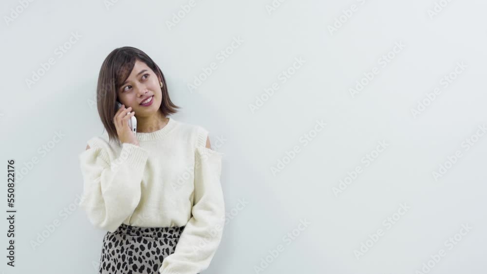 スマートフォンを使う女性 スマートフォンを使う女性