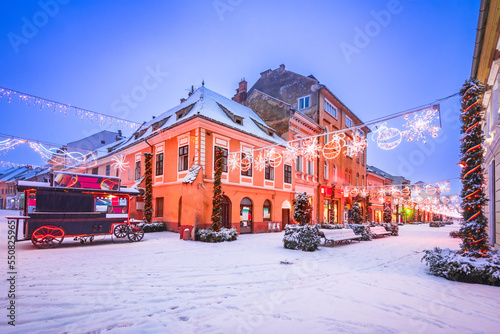 Obraz na płótnie Brasov, Romania. Famous travel city in Transylvania, winter Christmas scenics w salonie