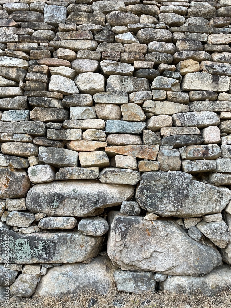 Fototapeta premium 오래된 돌담은 세월의 흔적을 기록하고 있다.