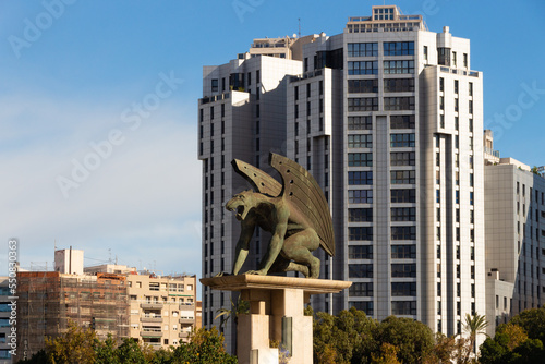 Moderno símbolo de Valencia, la gárgola del Puente del Reino 