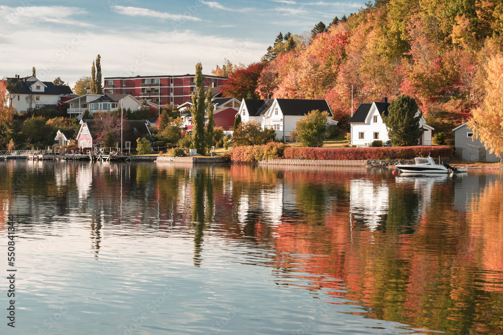 Obraz premium Coastal Norwegian landscape, wooden houses are on a coast