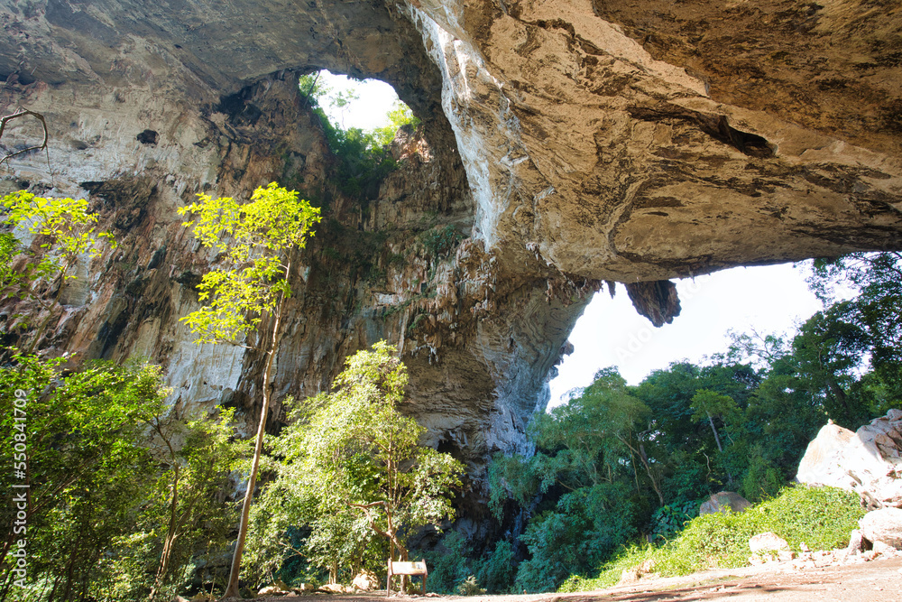 Fototapeta premium まるでジュラシックパークの様な世界チャロム ラッタナコシン国立公園 タイ・カンチャナブリー