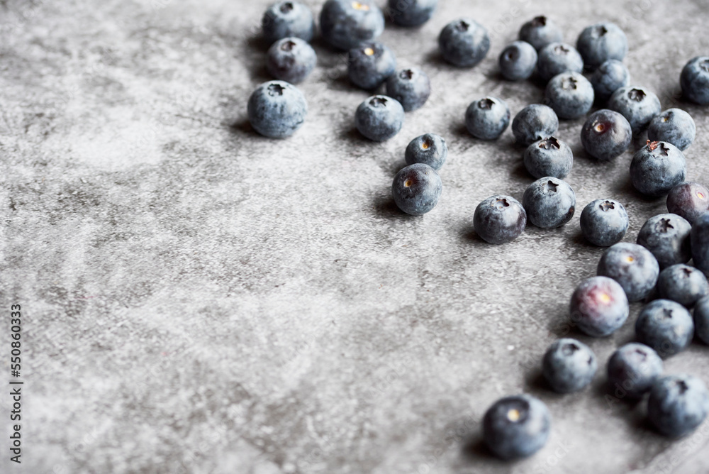 Blaubeeren vor grauem Hintergrund Blaubeeren vor grauem Hintergrund