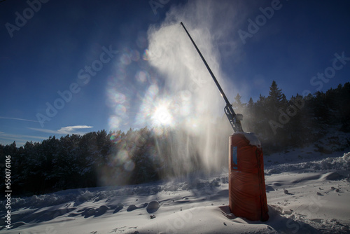 Canon à neige dispersant la poudreuse, snow cannon in operation photo