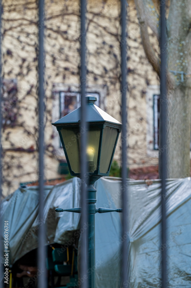 Laterne hinter Gittern Laterne hinter Gittern
