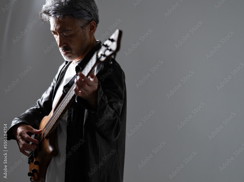 Fototapeta premium Bass・演奏・男性