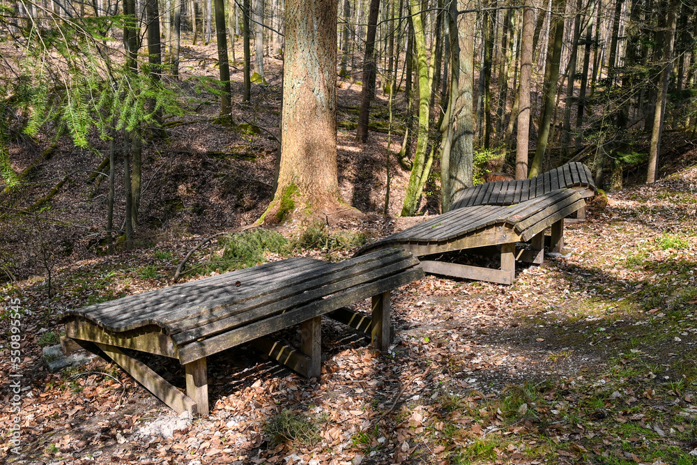 Rastplatz mit Liegebänken zum Entspannen auf dem Wanderweg Walderlebnispfad Grabengrund in Schlüsselfeld, Franken, Bayern, Deutschland Rastplatz mit Liegebänken zum Entspannen auf dem Wanderweg Walderlebnispfad Grabengrund in Schlüsselfeld, Franken, Bayern, Deutschland