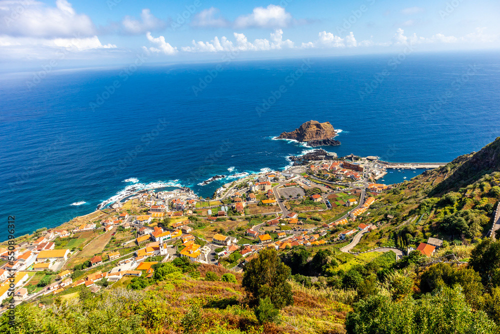 Auf dem Weg zur Nordseite von Madeira unterhalb von Porto Muniz mit fantastischem Blick auf den Atlantik - Madeira - Portugal 