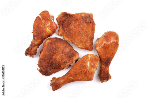 pieczone udka z kurczaka na białym tle