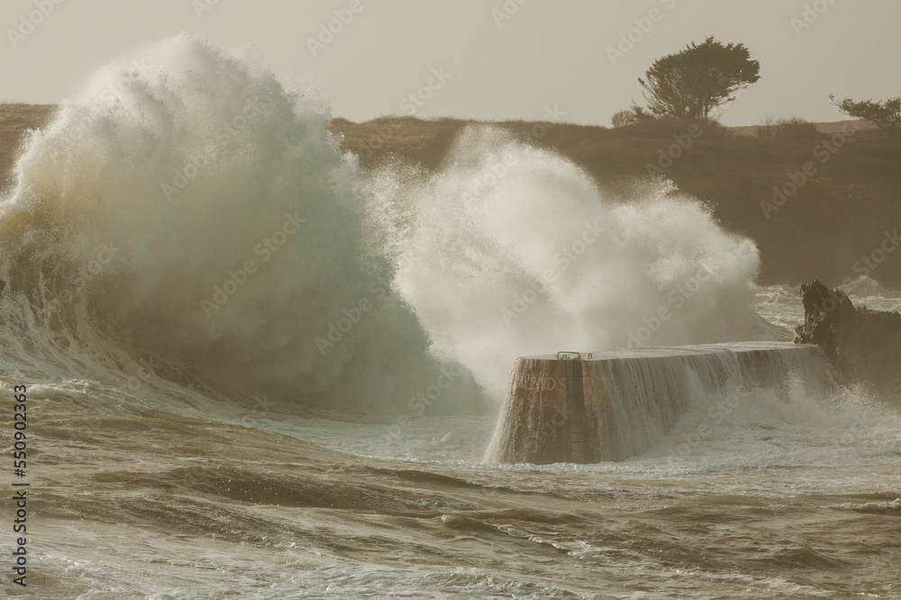 Tempête sur la digue en Finistère