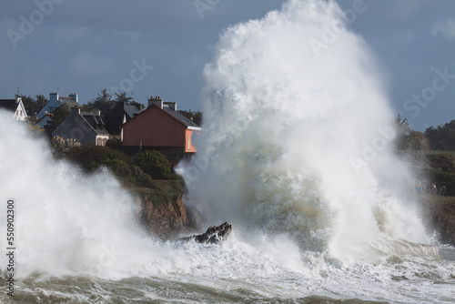 Tempête sur la digue en Finistère