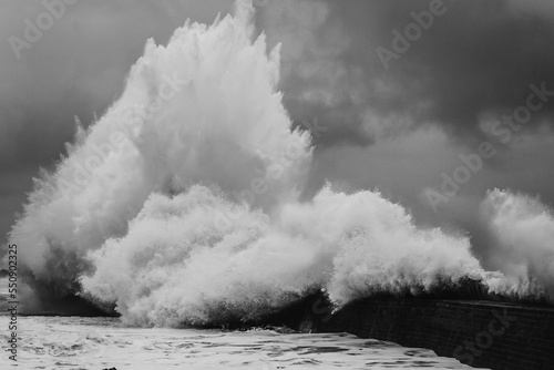 Cuadro en lienzo Monumental Black and White Wave Crashing on Harbor Pier