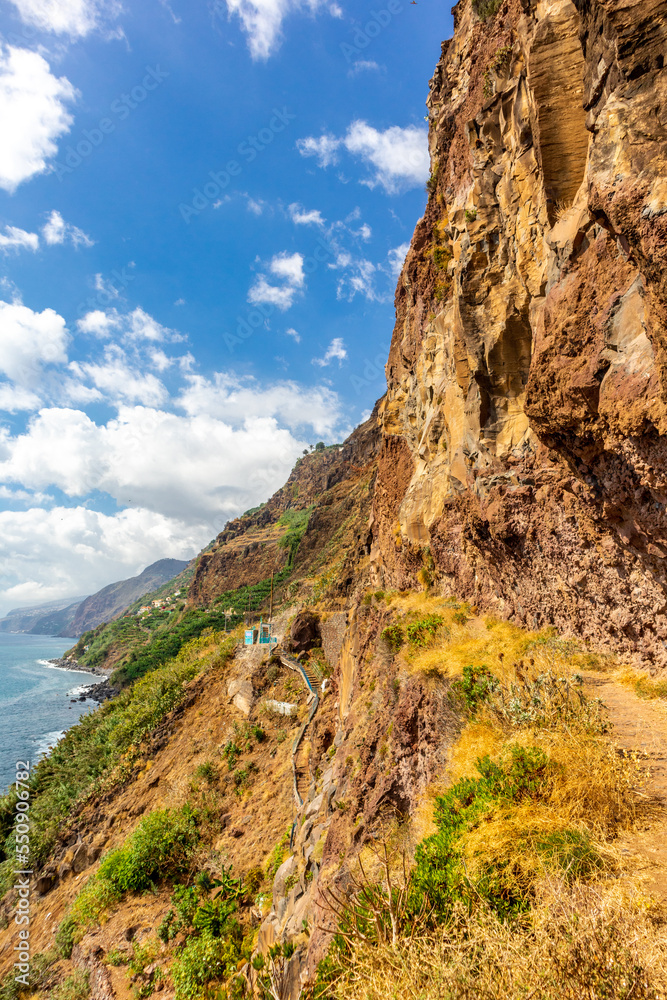 Unterwegs an der Westküste von Madeira mit fantastischem Blick auf den Atlantik - Madeira - Portugal 