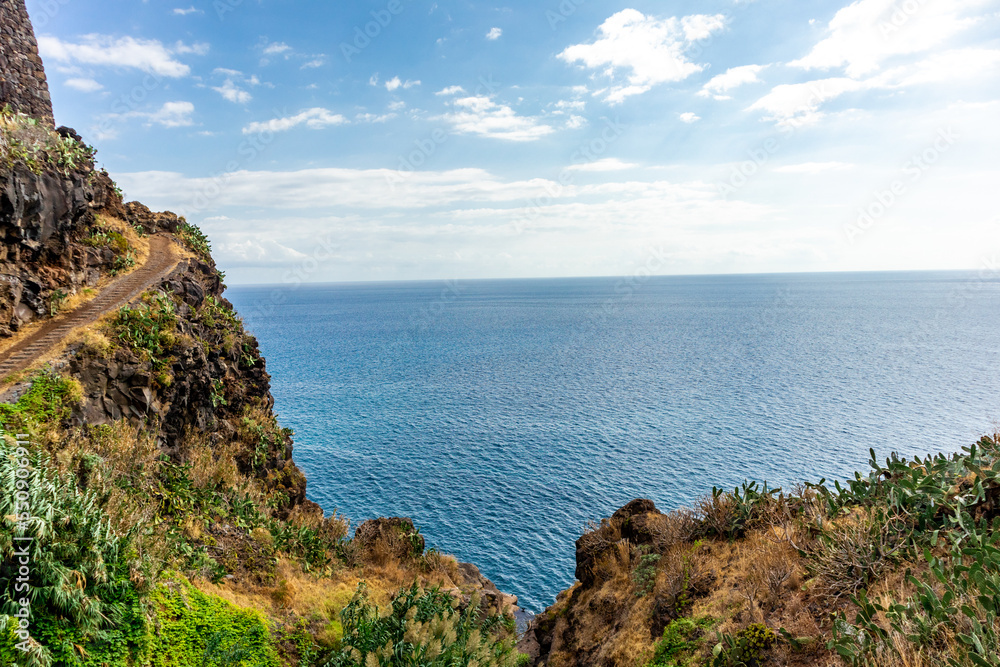 Unterwegs an der Westküste von Madeira mit fantastischem Blick auf den Atlantik - Madeira - Portugal 