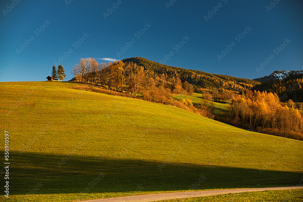Obraz premium Sonnenuntergang am Buchberg in den Fritztaler Bergen Bischofshofen Pongau Salzburg, sunset in Austrian alps at golden hour
