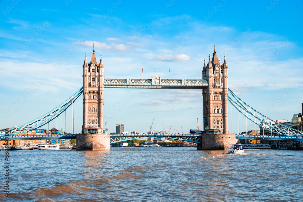 Obraz premium Iconic Tower Bridge connecting Londong with Southwark on the Thames River