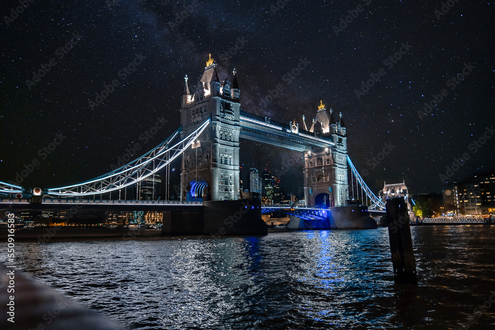 Obraz premium Iconic Tower Bridge connecting Londong with Southwark on the Thames River at night.