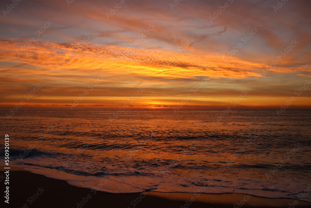 Precioso amanecer en el mar con tonos anaranjados