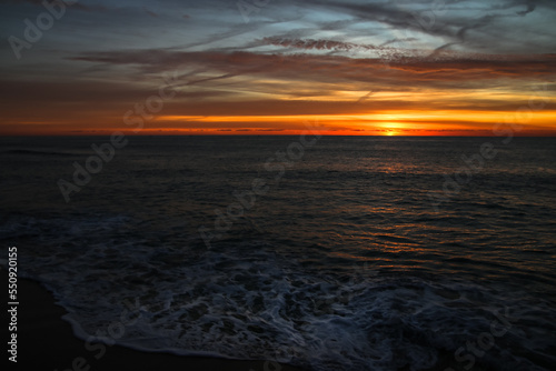 Amanecer en el mar  el sol sale por el horizonte