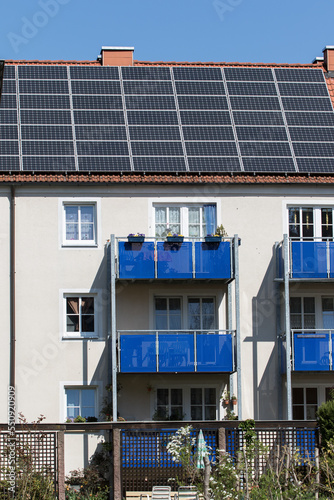 Haus mit Photovoltaik auf dem Dach