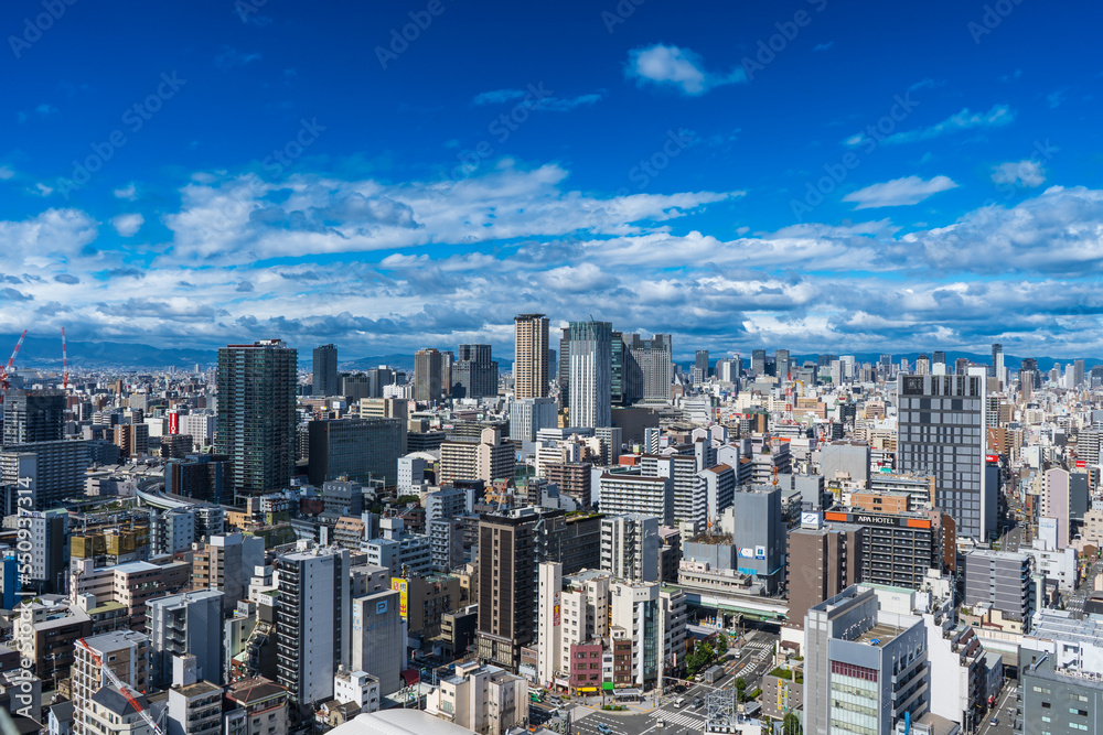 青空と2022年の大阪のビル群の風景