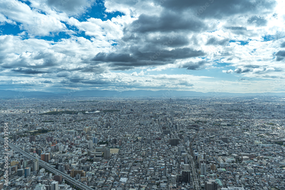 Obraz premium 大阪のあべのハルカスから見下ろす阿倍野の街並み